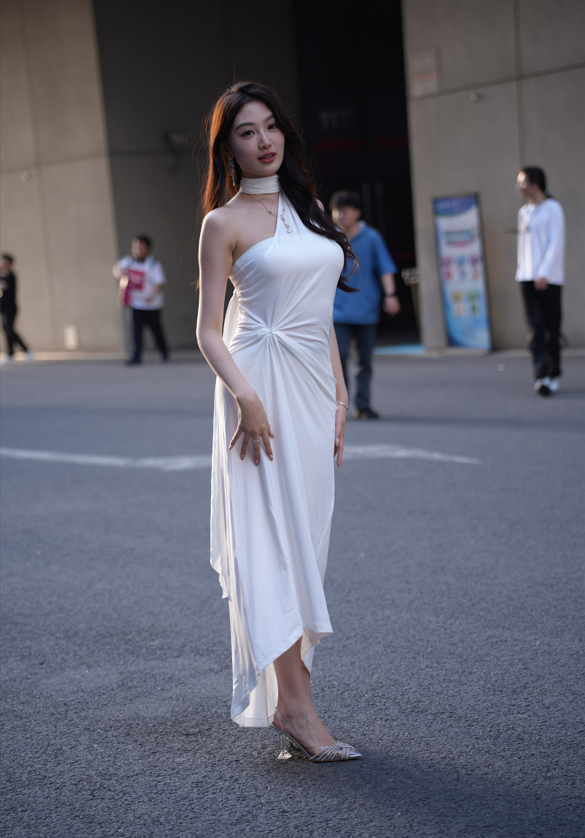 网红模特 珍妮 白色挂脖轻薄礼服长裙 【73P106M】