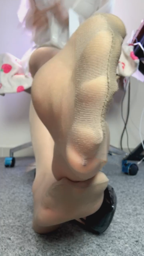 玩物直播秋黎sama-251214 红绿灯加固肉丝臀双脚底 【2V】【925MB百度云】