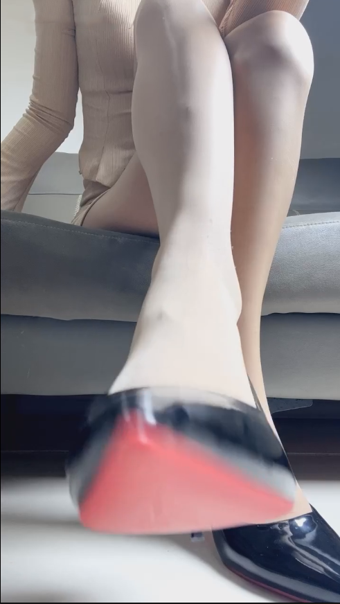 玩物直播颜艺很ss-251216 红绿灯红底肉丝治疗早泄狗【1V】【387MB百度云】