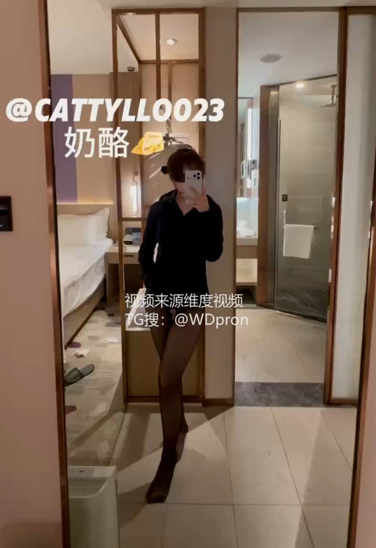 奶酪 推特极品尤物大奶博主 这次又和支持她的金主线下约会了 跪地吃大鸡巴深喉体验 被爸爸站立扛腿打桩 【1V 158MB】