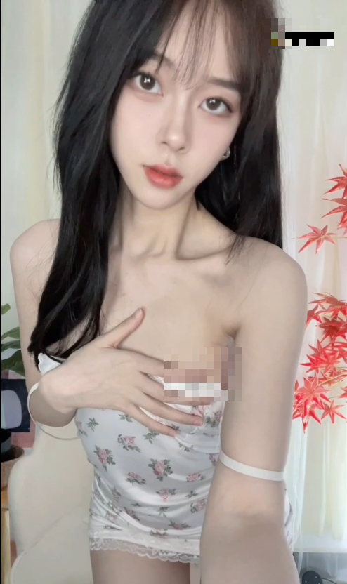高颜值长发长腿网红美女，高价露脸自慰定制，白皙胴体蜜桃臀嫩奶诱惑，揉奶，阴毛展示身材！3V337M百度盘