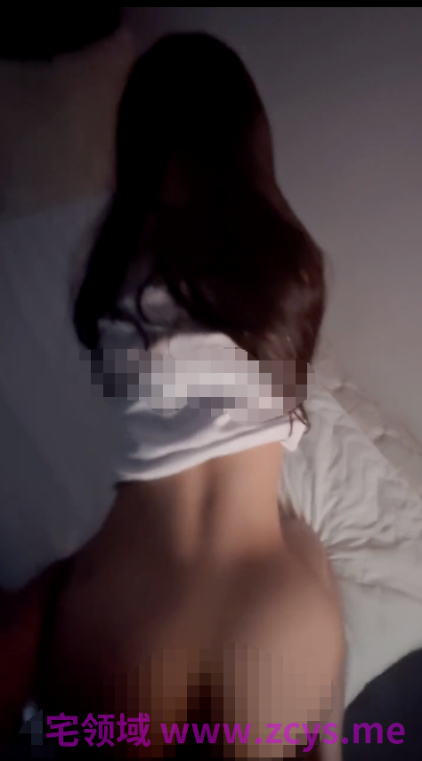 极品嫩妹，顶级巨臀！小穴被干的全是白浆，操的她不要不要的，最后也是全部无套射在了她的小穴里面，精液流出！