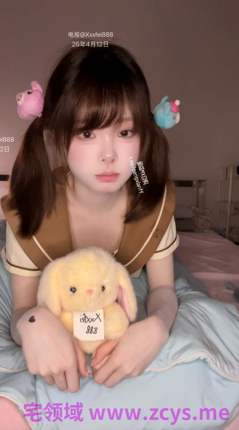 辞宝 露脸新作肉丝美腿伸展撩人，金主紧贴她腿间亲热，干得辞宝紧咬兔兔玩具。 【2V 517MB】