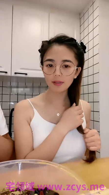 【欲求不满小少妇】，两口子家中做爱，边吃饭边舌吻，眼镜妹很反差，良家感十足观感很棒！