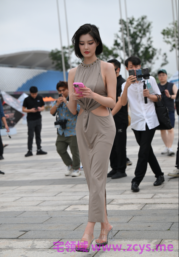 网红模特 - 程儿 灰色挂脖侧开连衣长裙 【136P177M】