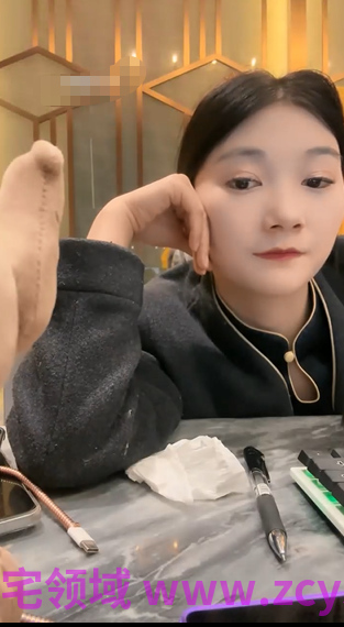 星级酒店的前台小妹，【诱惑巧克力】，上班期间太无聊，跑到厕所自慰，一根手指插进去就高潮了，粉穴美乳好刺激！