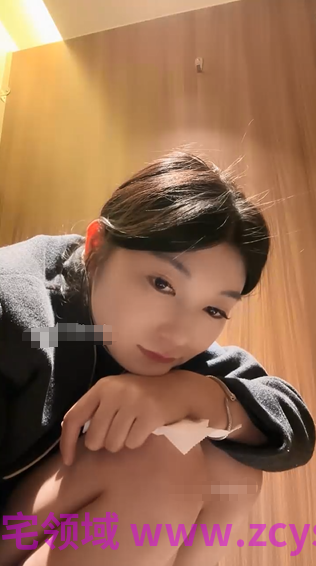 星级酒店的前台小妹，【诱惑巧克力】，上班期间太无聊，跑到厕所自慰，一根手指插进去就高潮了，粉穴美乳好刺激！