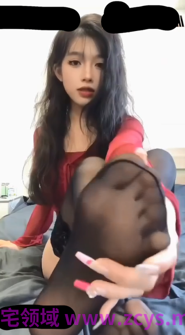 美脚宝宝晴天小猪镜头前黑白丝袜怼脸开大