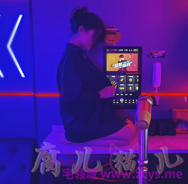 绿帽母狗人妻-深绿岸腐猫儿-  约了客户去ktv，献上自己穿着连体波点丝袜的老婆（1V,325M）
