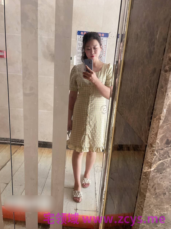 大胆疯狂反差少妇露脸性爱自拍，貌似约炮两位男士一个拍一个肏4v11p855m