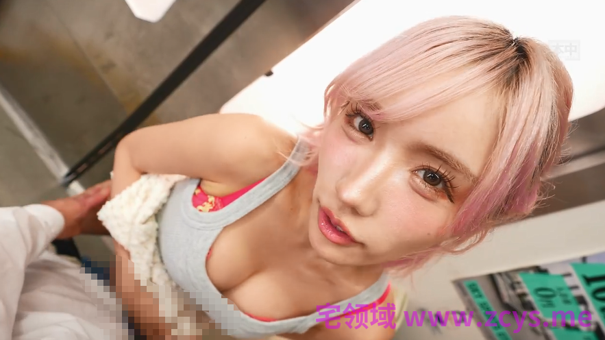 登场！反向变态少女！一位在火车上抓住一位看起来很胆怯的男人的裆部，引诱他进行无套插入的变态少女。春阳摩卡【1.01g】