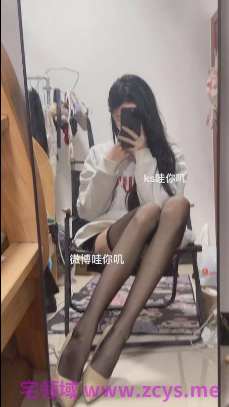 【新-足控】微博哇你叭-定制 超薄丝袜 过膝黑丝对镜秀足搓脚【2V】【80.2MBpikpak云盘】