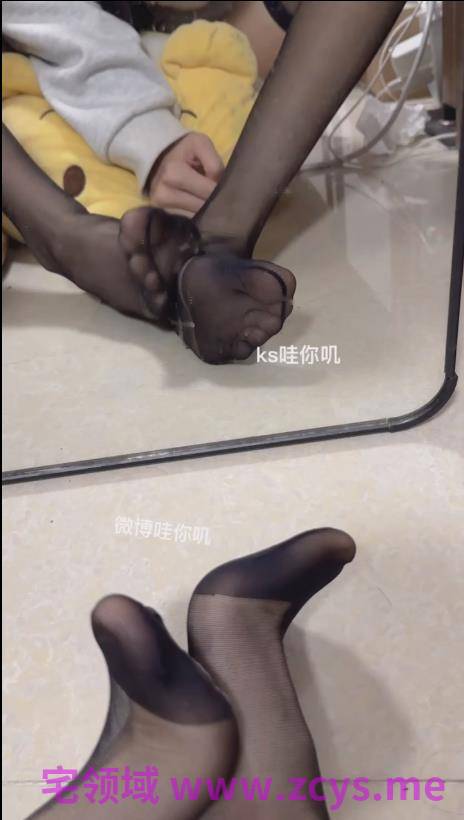 【新-足控】微博哇你叭-定制 超薄丝袜 过膝黑丝对镜秀足搓脚【2V】【80.2MBpikpak云盘】