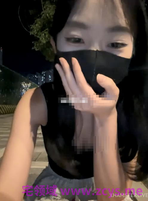 户外达人，【AUYBT】，19岁反差少女，听从金主爸爸的安排，深夜街头露出自慰，回到车内紧张的不行，好刺激