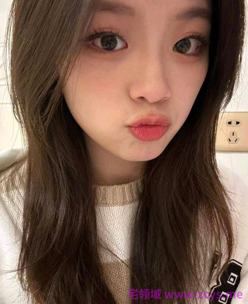 白天装正经晚上就脱光浪，超广角贴脸拍我被干的表情，奶子弹来弹去还边叫边聊怎么操得爽9v5p 767m pikpak