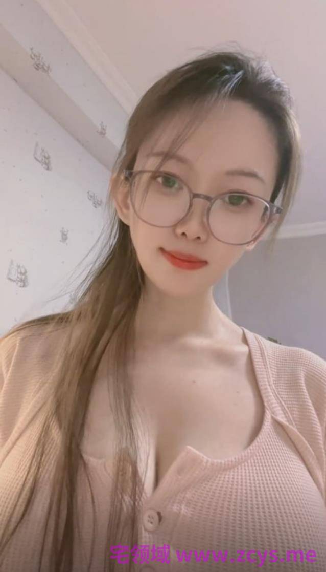 抖音12万粉眼镜妹【维她】豪乳揉搓粉穴自慰，水真多呀，诱惑拉满 [12V/236.6MB/度盘]