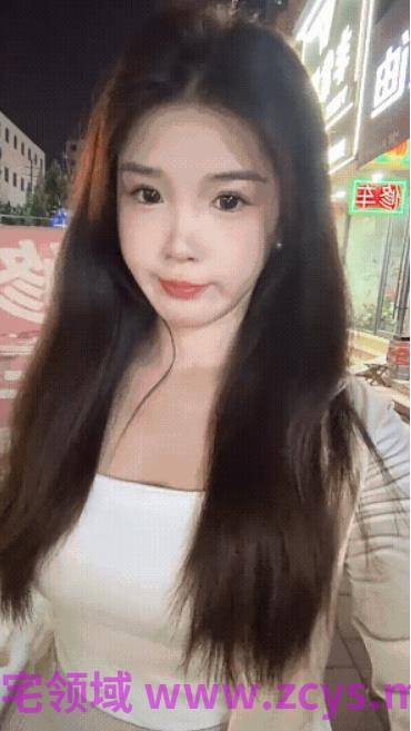 白天泰安街上还装女神，一进酒店门她就戴项圈狗链跪舔鸡巴，对镜自拍吃得满嘴白浊，男的硬不起来她只好自己叫着求操17v 1g pikpak
