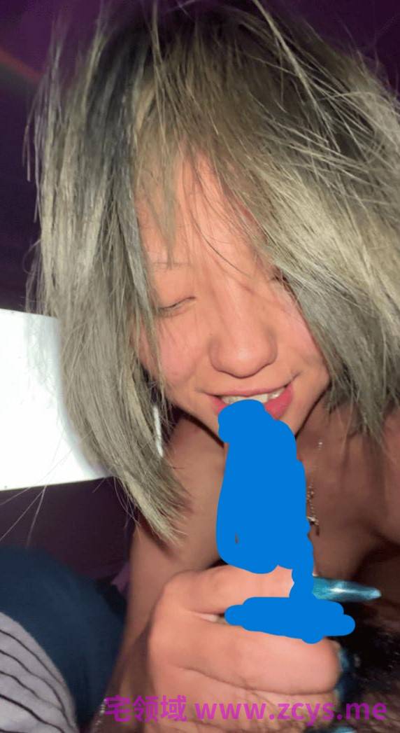 拽妹子平时拽得要死，现在被按在厕所里乖乖含着鸡巴吸，还直流口水, 14V 4.3g pikpak