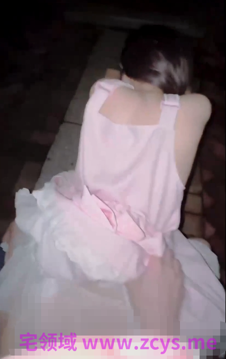 接学妹放学，在学校大门口的石凳上扒光开操，内射她还没长毛的天然粉嫩美鲍！小穴穴被灌满精液流出