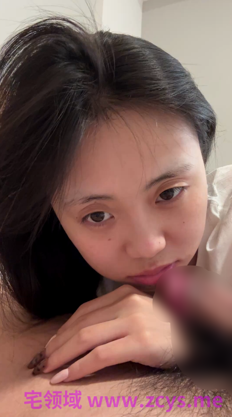 贵在真实，在南京养的的极品母狗，一天不操就痒的没法，为了惩罚她用美甲划伤二弟，掐住脖子把嘴当逼操65v634m