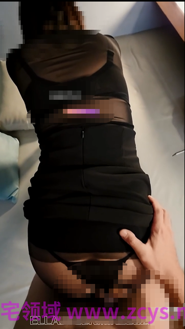 推特极品少妇淫妻，【Ella小骚狐】，约见在网咖里打游戏的小伙，成熟人妻的魅力无可抵挡，激情如火！