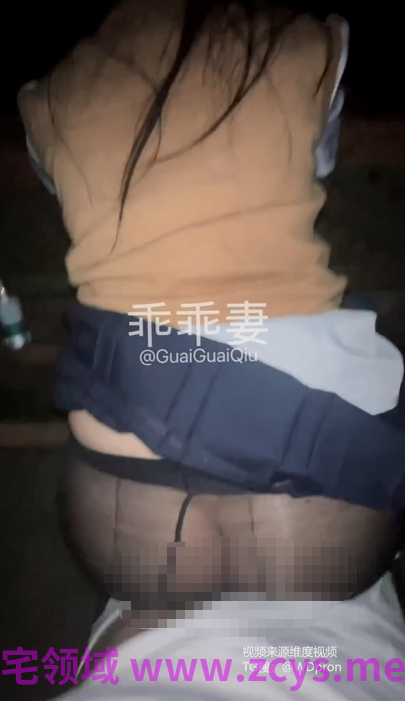 乖乖妻 黑丝去公园玩露出，椅子上自慰，舔鸡巴，跪着后入啪啪【194m】
