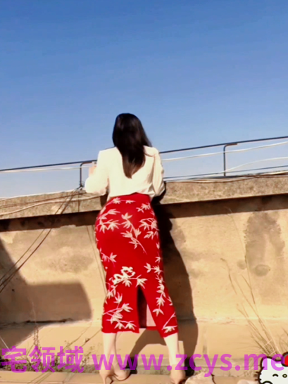 长腿反差气质少妇淫妻「北北从前」趁着服务员还没上菜，先把她按在桌子上狠狠肏一次，夹得格外紧担心会有服务员忽然推门而入