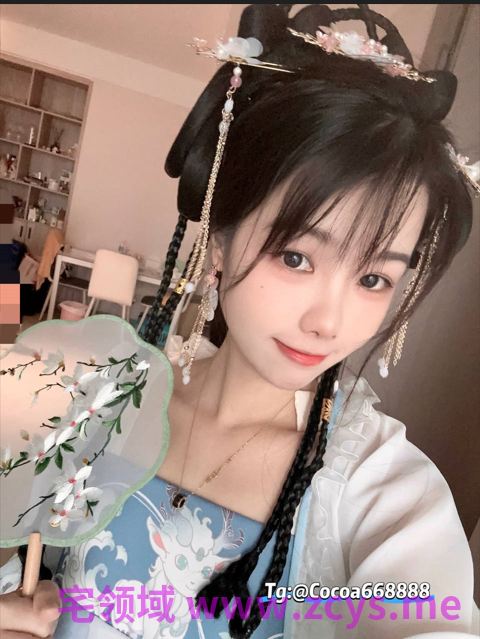 娇小可爱的长舌COS萝莉cocoa可可，小母狗反差婊，会足交 喜欢野战户外玩！最绝的是一字马，一字马劈叉女上插入，爽上天92p2v378m