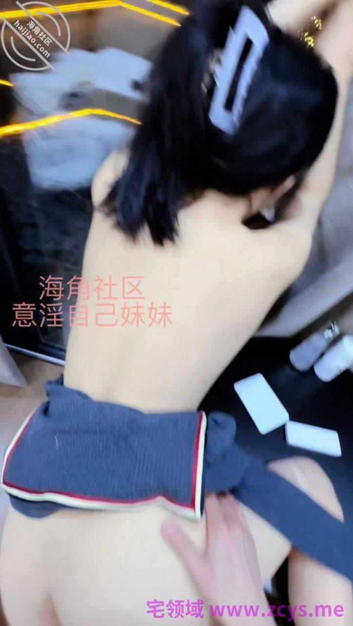 意淫自己妹妹圣诞夜打个圣诞炮！敞开的透明落地窗，对着雪地圣诞树打炮