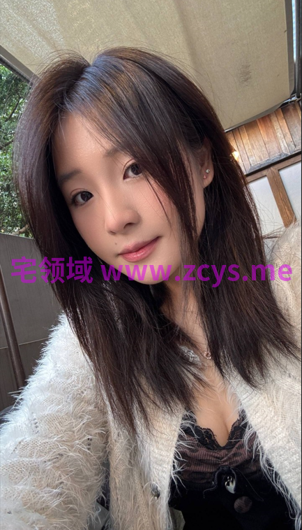 清纯大咪咪萌妹，生活照与私下极度反差，脱光后秒变小母狗，对镜后入非常骚10v5p242m