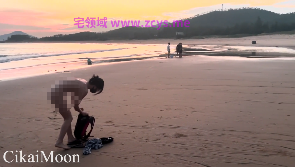 推特博主户外大胆漏出多场景身边人来人往真刺激 「cikaimoon」《海边人前露出》在海边的人前故意让衣服滑下来，露出淫穴和身体真骚