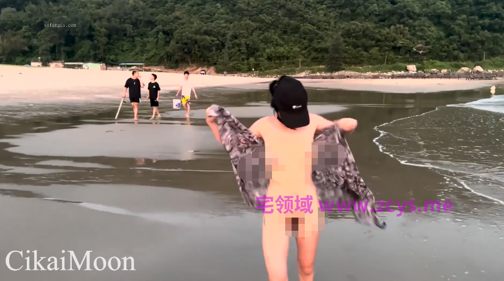 推特博主户外大胆漏出多场景身边人来人往真刺激 「cikaimoon」《海边人前露出》在海边的人前故意让衣服滑下来，露出淫穴和身体真骚