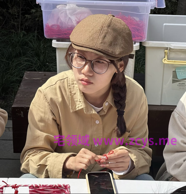 眼镜麻花辫安静反差妹，私下却换上紫色开档蕾丝情趣躺在床上浪叫不止，眼睛迷离高潮脸3v5p608m
