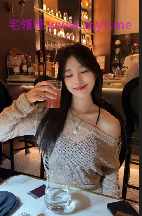 清纯美女白天凤凰古城文艺照，晚上酒店变小母狗露脸性爱，含内裤伸舌头吸手指11v6p429m